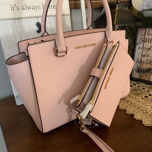 Michael Kors Handbags - Last one 🌸New MK  M Selma & double zipper wallet